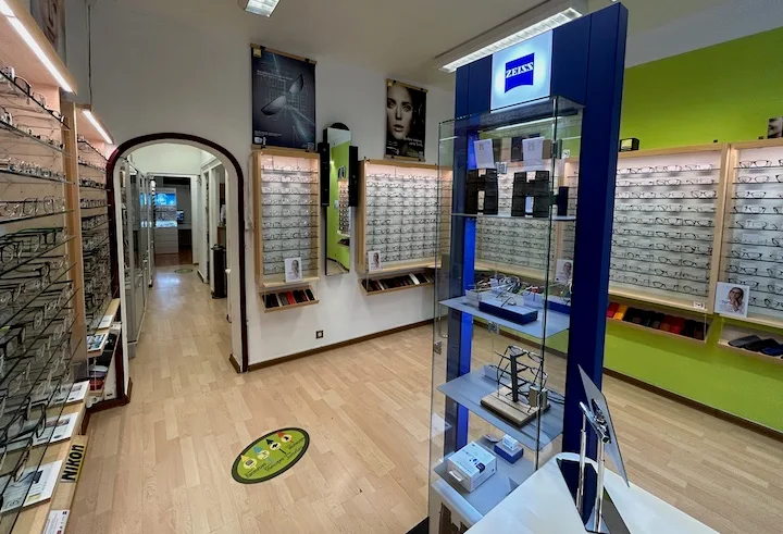 Intérieur du magasin Optique Perret : rayons de lunettes et montures