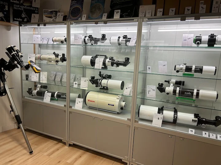 Rayonnage d’optique de loisir : jumelles et instruments d’observation